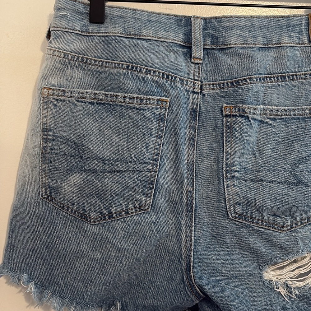 American Eagle Light Wash Distressed High Rise Cut Off Mom Shorts 4 - Picture 7 of 10